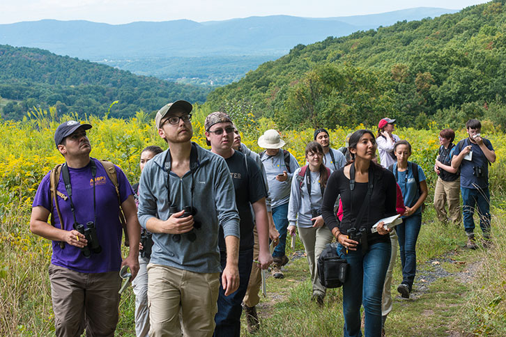 Smithsonian 番茄视频 students walk through the mountains on the grounds of the Smithsonian Biology Conservation Institute 